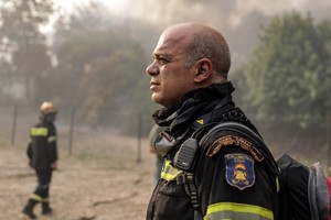 ELLITORAL_217698 |  dpa (180723) -- KINETA, julio 23, 2018 (Xinhua) -- Bomberos laboran en la localidad de Kineta, cerca de Atenas, Grecia, el 23 de julio de 2018. Autoridades locales declararon el lunes un estado de emergencia en Atica debido a tres grandes incendios forestales que asolan suburbios y playas turísticas cerca de la capital griega. Cientos de residentes han tenido que abandonar sus hogares y buscar refugio en el mar, informó la agencia nacional griega AMNA. (Xinhua/Lefteris Partsalis) (da) (rtg)