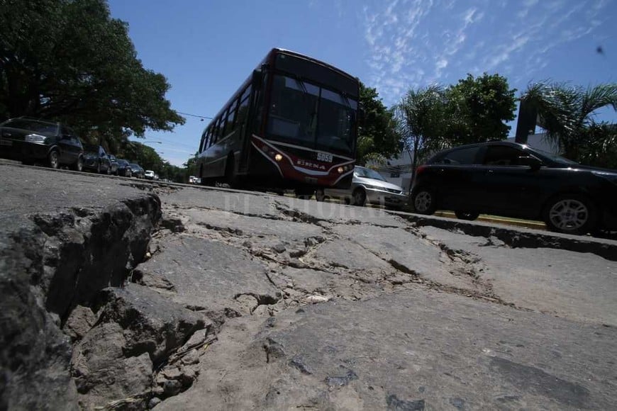 ELLITORAL_197344 |  Mauricio Garín Bache. Un pozo gigante se formó en la salida de la Terminal hacia avenida Alem.