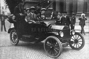 ELLITORAL_180306 |  Wikipedia Miembros de la Liga Patriótica recorren las calles de Buenos Aires junto a la policía durante la Semana Trágica.