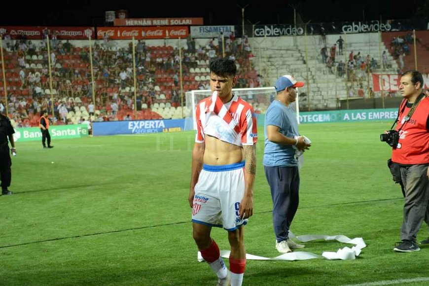 ELLITORAL_271396 |  Luis Cetraro Walter Bou, el único delantero con  alma de tal  que pondrá Madelón en la cancha de Boca, lo cual no quiere decir, de ninguna manera, que Unión resigne sus chances ofensivas. No es la idea.