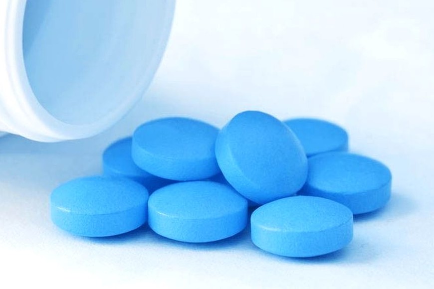 Abuelo fue echado del geriátrico por pintar pastillas de azul venderlas  como viagra - El Litoral