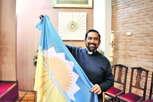 ELLITORAL_191122 |  Transmedia VT FE. El Padre Ignacio con la bandera de Elortondo, comuna donde estará mañana para brindar una misa histórica.