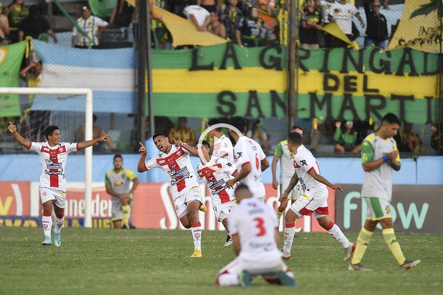 Talleres de Remedios de Escalada sorprendió a Aldosivi en la Copa