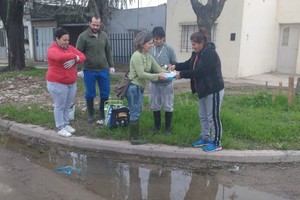 ELLITORAL_251556 |  El Litoral Participación. Los vecinos proponen las zonas de los barrios y los investigadores toman muestras para analizar en el laboratorio.