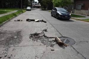 ELLITORAL_234730 |  Guillermo Di Salvatore Cartones, piedras y troncos. Algunos de los elementos puestos por los vecinos para delimitar el hundimiento que se encuentra sobre una de las bocas de inspección.