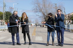 ELLITORAL_396181 |  Foto: Presidencia de la Nación En Quilmes, Alberto Fernández dejó inaugurada, junto a la intendenta Mayra Mendoza, la pavimentación y el mejoramiento urbano de la Avenida Santa Fe, entre Donato Álvarez y Camino General Belgrano.