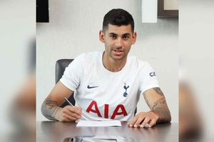 ELLITORAL_395390 |   Firmó contrato con los  Spurs  Cristian Romero.