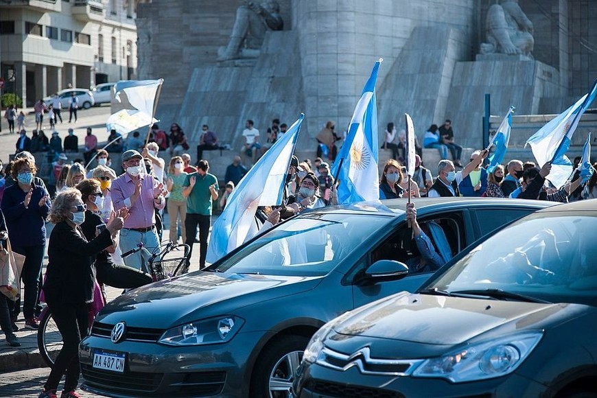 ELLITORAL_325258 |  Marcelo Manera El  banderazo  frente al Monumento a la Bandera en Rosario.