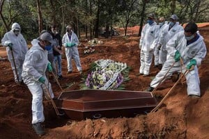 ELLITORAL_363320 |  Imagen ilustrativa Employees bury the coffin of a person who died from COVID-19 at the Vila Formosa cemetery, in the outskirts of Sao Paulo, Brazil on May 20, 2020. - Brazil has emerged as the latest flashpoint in the coronavirus pandemic. The country has registered more than 270,000 cases and nearly 18,000 deaths so far, and the increase in infections is not expected to peak until June. (Photo by NELSON ALMEIDA / AFP)