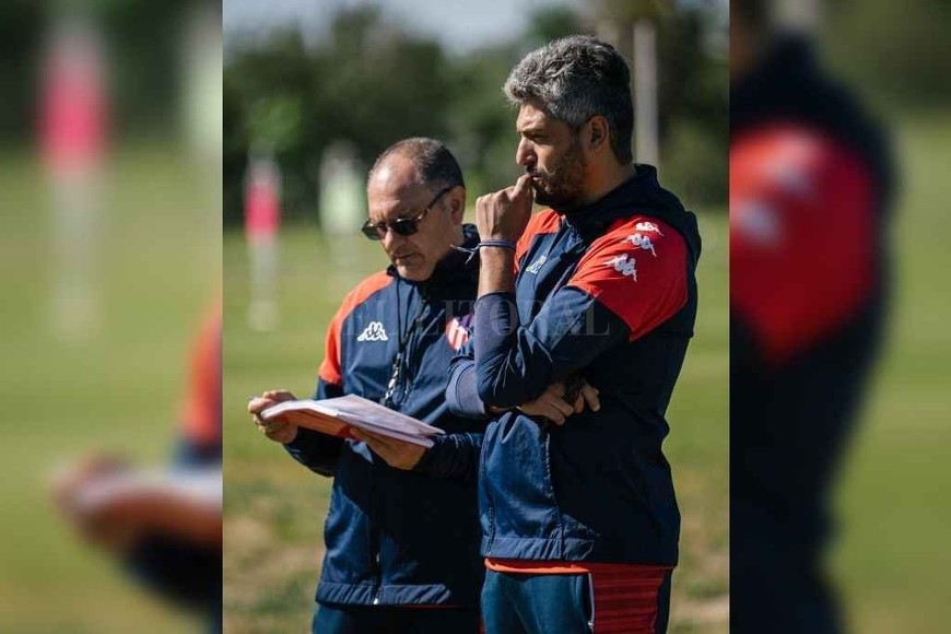 ELLITORAL_408431 |  Gentileza Unión El entrenador diagrama la actividad junto a uno de sus colaboradores. Tendrá sólo cuatro entrenamientos antes del debut ante Platense.