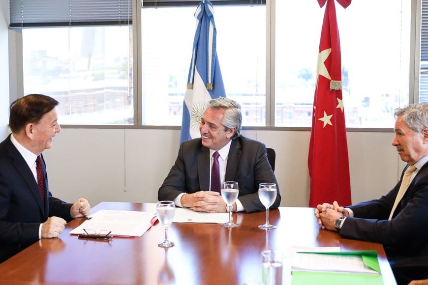 ELLITORAL_274838 |  ESTEBAN COLLAZO Telam, Buenos Aires, 09 de diciembre de 2019:
El presidente electo, Alberto Fernández, recibe en sus oficinas al vicepresidente del Comité Permanente de la Asamblea Popular Nacional de China, Arken Imirbaki, enviado especial del presidente Xi Jinping, junto al futuro canciller Felipe Solá.
Foto: Prensa Alberto Fernández