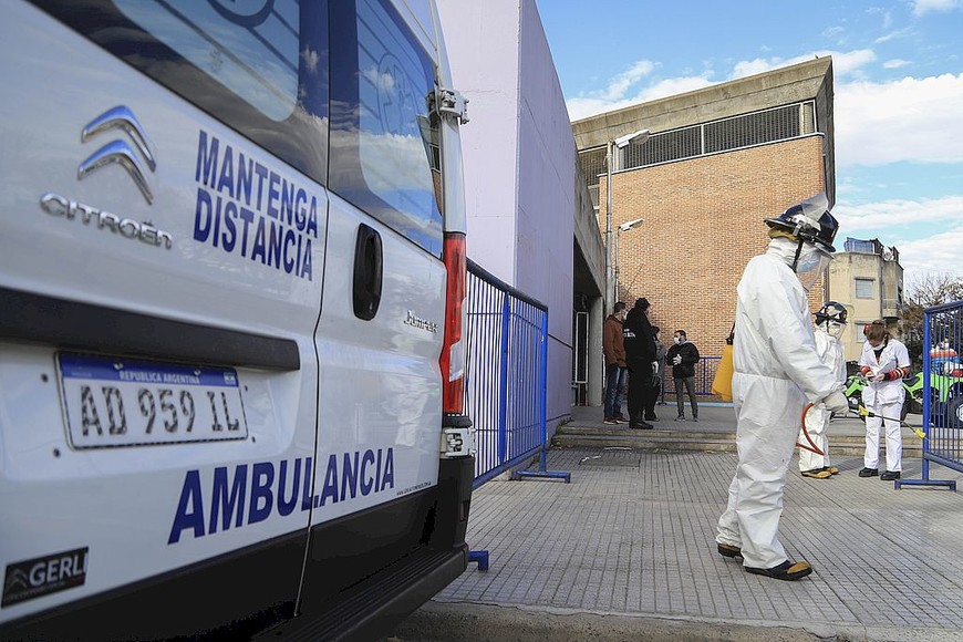 ELLITORAL_307773 |  NA zzzznacg2 NOTICIAS ARGENTINAS BAIRES, JUNIO 15: El operativo Detectar llegÃ³ a La Boca que consiste en testear a los contactos estrechos de personas con Coronavirus y aislar a quienes den resultado positivo para evitar la propagacion.FOTO NA: MARIANO SANCHEZ zzzz