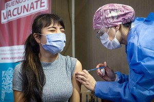 ELLITORAL_395943 |   09/08/2021; Mar del Plata: Comenzó la vacunación contra el coronavirus a adolescentes de 12 a 17 años en el hospital Materno Infantil y el museo Mar, y tendrán prioridad los chicos con factores de riesgo, habiéndose anotado ya más de 21.000 jóvenes.
Foto: Diego Izquierdo/Télam/CGL