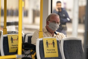 ELLITORAL_311111 |  Gentileza Un hombre portando una mascarilla viaja en un tranvía, en la Estación de Ferrocarril Manchester Victoria, en Manchester