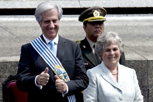 ELLITORAL_342378 |  Télam Uruguay's new President Tabare Vazquez, already wearing the presidential sash, gives the thumbs up to the public next to his wife Maria Auxiliadora Delgado, during his inauguration at Plaza Independencia square in Montevideo downtown on March 01, 2015. Cancer doctor Tabare Vazquez was sworn in as Uruguay's new president Sunday, returning to office a decade after first leading the left to power. Vazquez took the oath of office in the National Assembly before a crowd that included Brazilian President Dilma Rousseff, Cuban President Raul Castro and other regional leaders. AFP PHOTO / PABLO PORCIUNCULA (Photo by PABLO PORCIUNCULA / AFP)