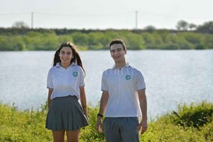 ELLITORAL_412407 |  Pablo Aguirre Otra postal. Tiziana Dodorico y Mateo Rubio a la altura del Hipódromo por donde, hace más de 18 años, ingresó el agua del río Salado.