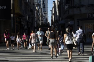 ELLITORAL_351848 |  Xinhua/Martín Zabala (210121) -- BUENOS AIRES, 21 enero, 2021 (Xinhua) -- Personas cruzan la avenida Corrientes en la ciudad de Buenos Aires, Argentina, el 21 de enero de 2021. (Xinhua/Martín Zabala) (mz) (ah) (da)