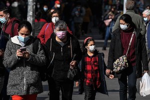 ELLITORAL_396191 |  Xinhua/Jorge Villegas Personas caminan por una calle en Santiago, capital de Chile.