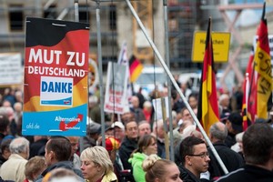 ELLITORAL_191434 |  DPA Coraje para Alemania. Gracias , reza el cartel de los simpatizantes de AfD (Alternativa para Alemania) en Dresde, capital del estado de Sajonia, donde la ultraderecha fue la fuerza más votada en las elecciones del 24 de septiembre.