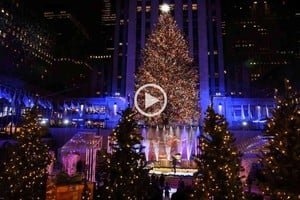 ELLITORAL_421982 |  Imagen Ilustrativa Más de 50.000 luces iluminan el árbol de Navidad de Rockefeller Center durante la ceremonia de encendido, en Nueva York.