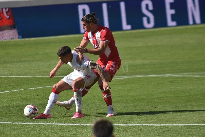 ELLITORAL_404505 |  Luis Cetraro Apaolaza defiende bien la pelota ante la marca de Dylan Gissi, que debutó como titular pero que no anduvo bien. Reconoció, después del partido, que el cabezazo del segundo gol (el de Del Prete) se podría haber evitado.