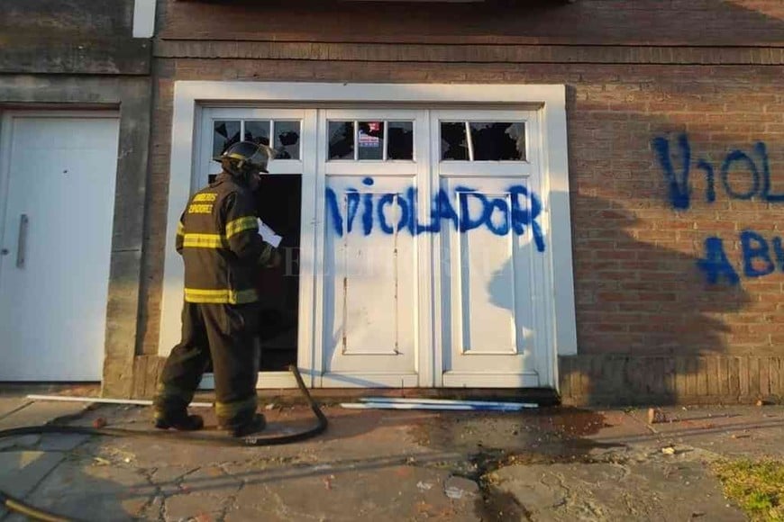 ELLITORAL_413868 |  El Litoral El jueves 7 de octubre la familia del profesor de gimnasia de un jardín del barrio Yapeyú debió abandonar su vivienda, la cual fue vandalizada con fuego.