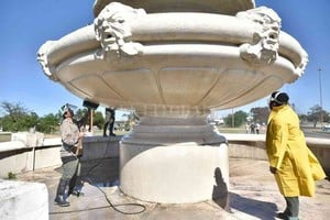 ELLITORAL_407931 |  Municipalidad de Santa Fe Hidrolavadora. Este viernes retiraron el hollín del monumento y la semana que viene sellarán las grietas.