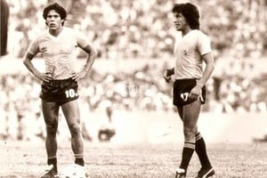 ELLITORAL_247689 |  Archivo El Litoral Waldemar Victorino, de perfil, junto a otro inolvidable uruguayo: Rubén Paz. La foto corresponde al Mundialito de Uruguay.