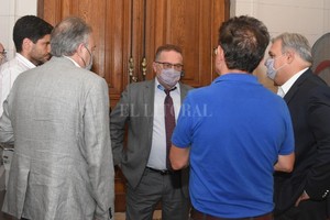 ELLITORAL_428357 |  Manuel Fabatía El ministro Lagna y legisladores de la oposición. Hubo diálogo y acuerdos que contrastaron con el ciclo Sain.