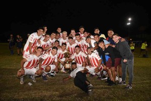 ELLITORAL_437380 |  Manuel Fabatía La alegría del plantel de Unión con un nuevo título en el ya tradicional Tiburón Lagunero.