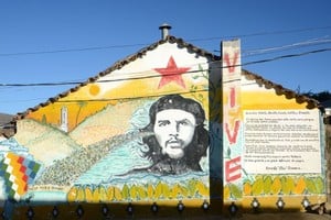 ELLITORAL_192346 |  Georg Ismar/DPA Un ícono mundial: mural del Che Guevara en el hospital Señor de Malta de Vallegrande, Bolivia.