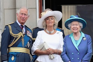 ELLITORAL_435417 |  Getty La reina, junto a su hijo Carlos y su nuera Camila