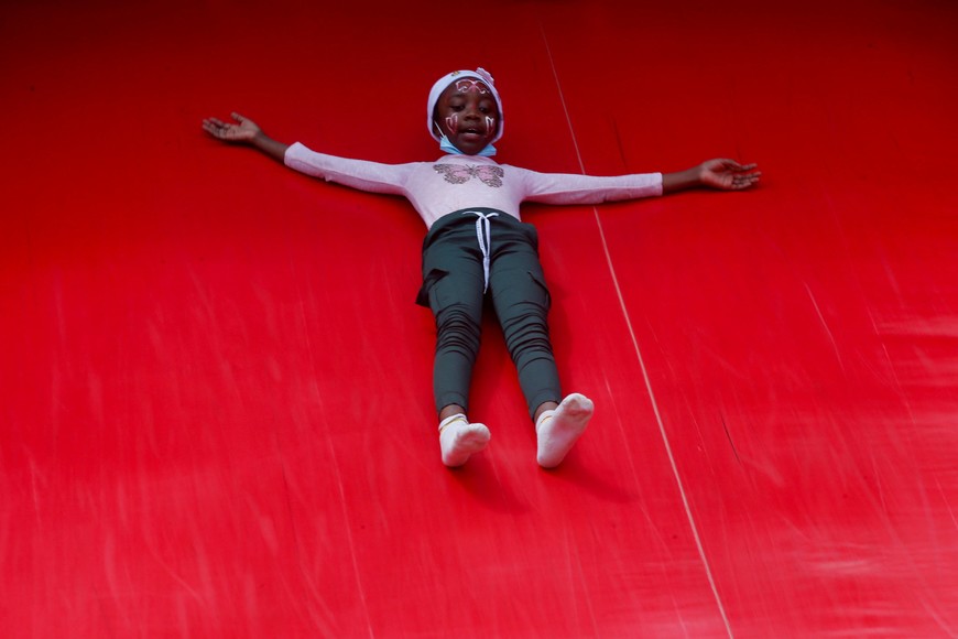 ELLITORAL_426829 |  Reuters. Una niña de Kenia disfruta de la Navidad.