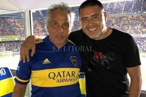 ELLITORAL_435182 |  Gentileza El fútbol en una foto. El  Beto  Márcico y Juan Román Riquelme, dos de los máximos ídolos de la hinchada xeneize.