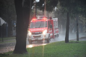 ELLITORAL_239776 |  Flavio Raina La tormenta destrozó árboles, inundó calles y afectó los servicios de luz y agua.