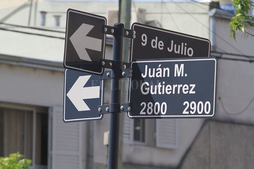 ELLITORAL_193867 |  Mauricio Garín Calle Gutiérrez. A Juan le sobra una tilde. En barrio Fomento 9 de Julio el cartel nomenclador de calle Gutiérrez en su intersección con 9 de Julio tiene al menos un error ortográfico. Quien colocó el nombre Juan le agregó una tilde en su acento prosódico... la tilde que le falta al apellido Gutiérrez.