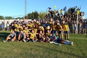 ELLITORAL_438602 |  Gentileza Álvaro Fantini Junto a sus hinchas, El Quillá celebró el gran triunfo en Centeno.