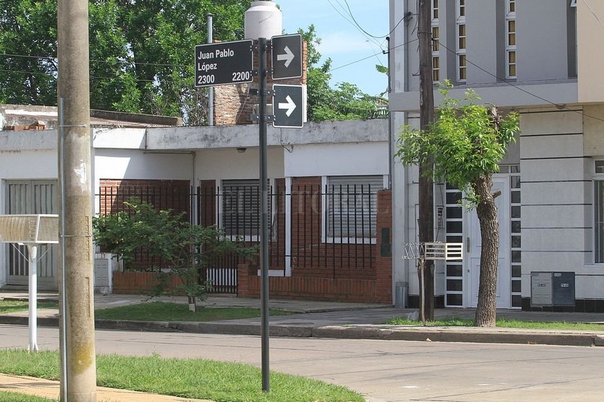 ELLITORAL_193868 |  Mauricio Garín Lo quitaron. La empresa que ganó la licitación pública para confeccionar los carteles deberá colocar aquí el nuevo cartel de calle Belgrano escrito correctamente.