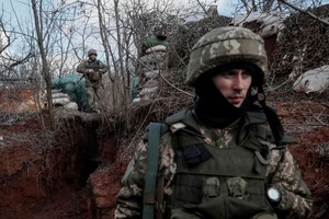 ELLITORAL_438624 |  Reuters. Despliegue de miembros del servicio ucraniano en primera línea de la frontera este, cerca de la ciudad de Novoluhanske en la región de Donetsk.