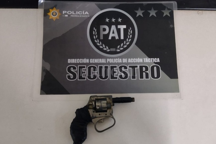 ELLITORAL_435833 |  El Litoral En otro punto de la ciudad la Policía de Acción Táctica secuestró un revólver calibre 22.