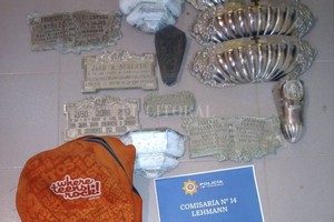 ELLITORAL_435467 |  Relaciones Policiales Los delincuentes se llevaron siete floreros de bronce intravenoso y cinco placas de distintos materiales.