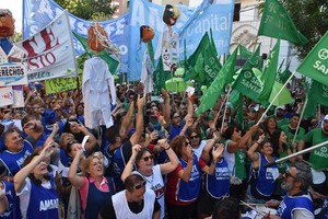 ELLITORAL_288276 |  Flavio Raina Los maestros se movilizaron este lunes frente a la regional IV de Educación, que sigue sin director designado a cargo.