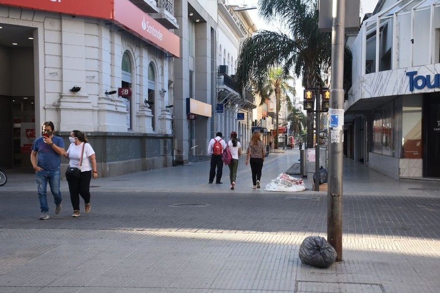 ELLITORAL_297240 |  Manuel Fabatía Más gente circulando en la Peatonal San Martín en comparación con los primeros días del dictado del aislamiento.