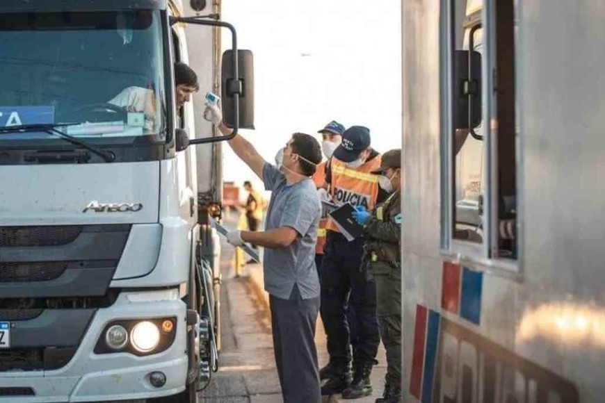 ELLITORAL_319466 |  Gentileza En todos los ingresos a San Juan se le realizan hisopados a los camioneros.