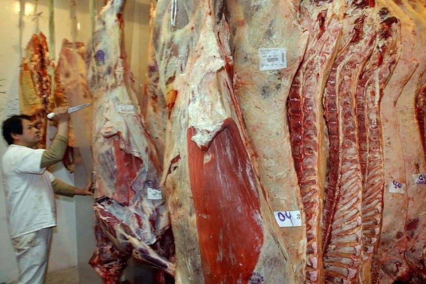 ELLITORAL_223240 |  Cézaro De Luca BAS 02 - BUENOS AIRES (ARGENTINA) 09/03/2006.- Un trabajador faena carne vacuna en un frigorífico. El Gobierno argentino anunció ayer, miércoles 8 de marzo, la suspensión por 180 días de las exportaciones de carnes de bovino, en una medida de "emergencia" ante la escalada de los precios internos del producto. Argentina seguirá cumpliendo con la Cuota Hilton (carnes de calidad exportadas a Europa) o los convenios país-país, pero el resto, unas 600.000 toneladas de carne, se volcarán al mercado interno. Argentina es el tercer exportador mundial de carnes vacunas, con ventas que el año pasado ascendieron a 1.390 millones de dólares. EFE/Cézaro De Luca