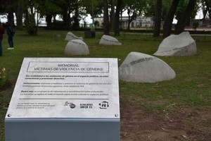 ELLITORAL_305352 |  Archivo/ Flavio Raina En la Costanera oeste, el memorial inaugurado a fines de 2019 recuerda a las víctimas de violencia de género.