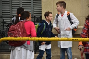 ELLITORAL_241180 |  Flavio Raina Expectantes. Como todos los años, los más chicos esperan el inicio de clases. Mientras, los más grandes resuelven los asuntos pendientes.