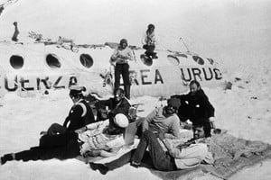 ELLITORAL_305627 |  Archivo El Litoral En la montaña. Parte del grupo de sobrevivientes en  su casa  de la Cordillera de Los Andes. A varios se los ve con los anteojos puestos, ideados por Zerbino.