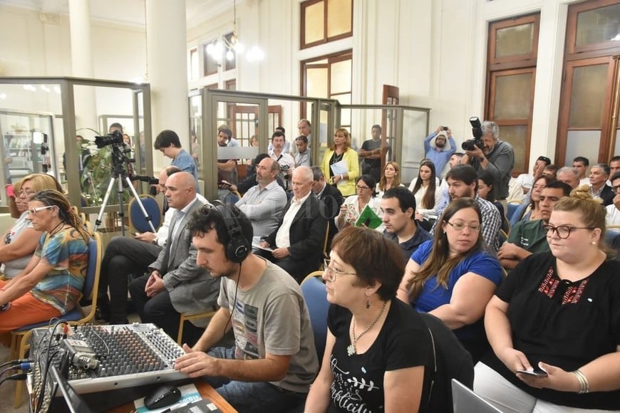 ELLITORAL_231195 |  Luis Cetraro El público que asistió desbordó el local dispuesto para la audiencia pública.