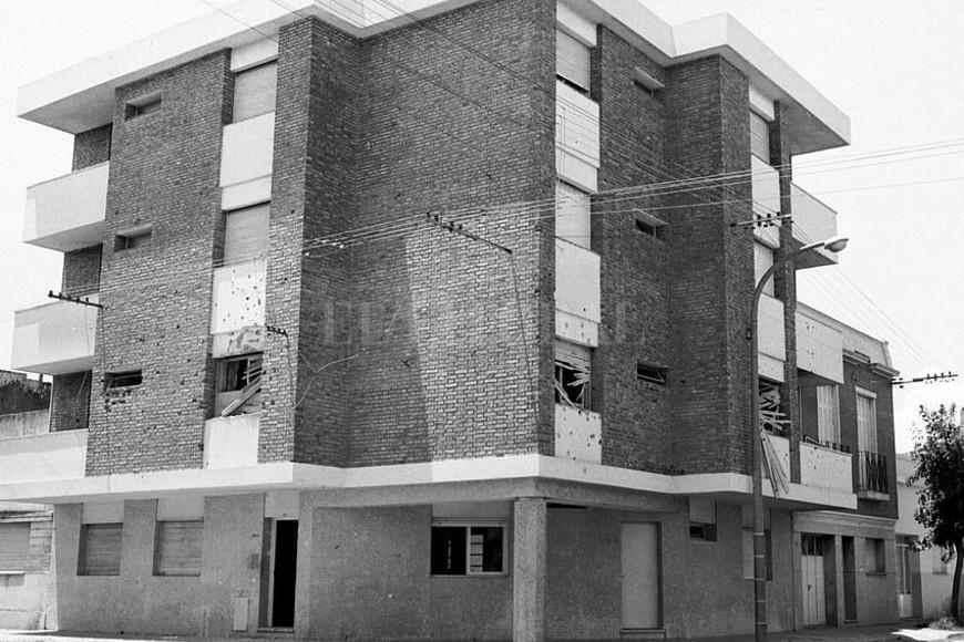 ELLITORAL_260080 |  Archivo El Litoral En la imagen del edificio que se encuentra en Ituazingó y Las Heras se observan los impactos de balas.